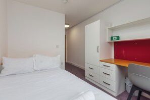 Työpöytä, kannettavalle tietokoneelle sopiva työtila, vuodevaatteet