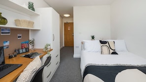 Standard Double Room | Desk, laptop workspace, bed sheets