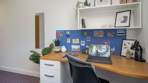 Habitación doble estándar | Escritorio, espacio para trabajar con laptop y ropa de cama