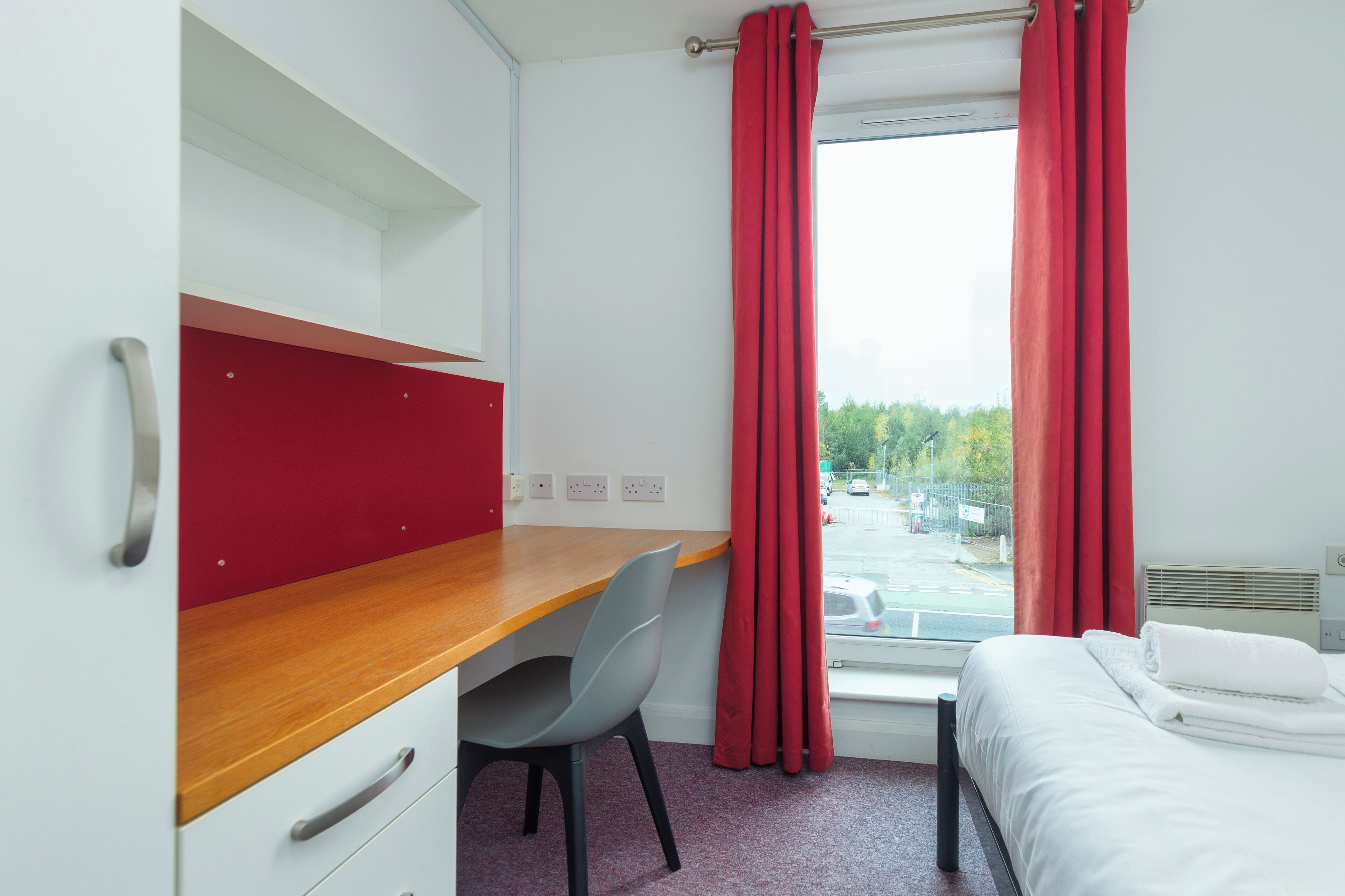 办公桌、笔记本电脑工作区、床单