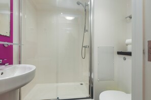 Habitación doble estándar | Baño | Regadera, regadera tipo lluvia, toallas, papel de baño 