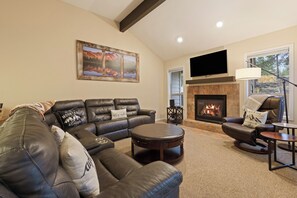 TV, fireplace - Poplar 32 - Rec Passes for SHARC, Updated home, Centrally located, Private Hot Tub (Sunriver)