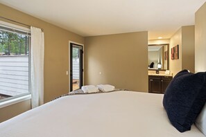 3 bedrooms, iron/ironing board, internet, bed sheets - Poplar 32 - Rec Passes for SHARC, Updated home, Centrally located, Private Hot Tub (Sunriver)