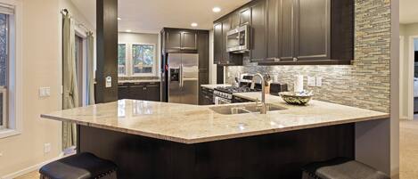 Kühlschrank, Mikrowelle, Ofen, Geschirrspüler