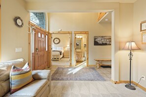 5 makuuhuonetta, silitysrauta/-lauta, internet