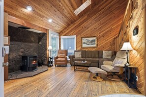 TV, fireplace - Sequoia 14 - Cabin, Pellet Stove, A/C, Hot Tub, SHARC (Sunriver)
