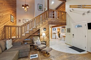TV, fireplace - Sequoia 14 - Cabin, Pellet Stove, A/C, Hot Tub, SHARC (Sunriver)