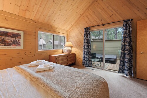 Pole House 99 - Easy Cabin, Hot Tub, Pet Friendly, SHARC