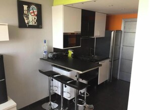 Geladeira, micro-ondas, cooktop, cafeteira/chaleira