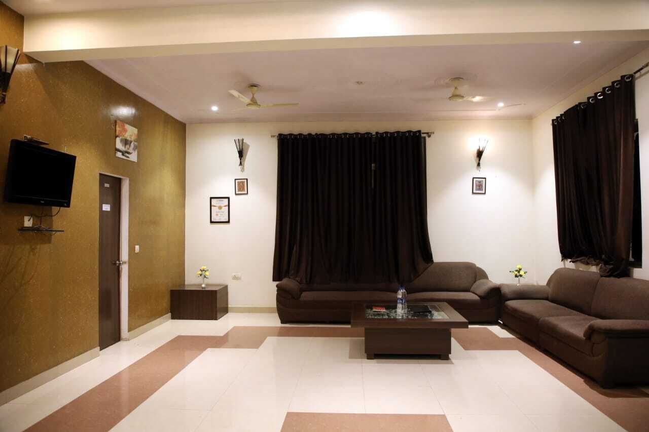 A living room with two sofas, a coffee table, and a TV mounted on the wall.