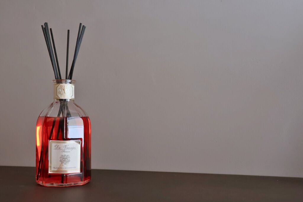Eine Flasche Dr. Frank Cologne mit schwarzen Schilffaserdiffusoren.