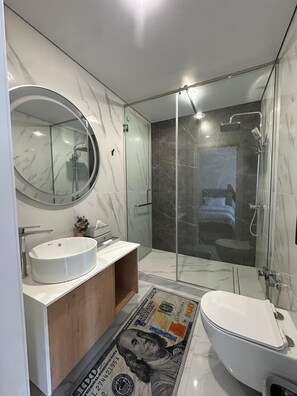 Villa panorámica | Baño | Ducha, secador de pelo, zapatillas y toallas