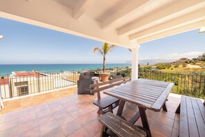 Outdoor dining - Penthouse less than 200 meters from the Sea! 🏝️ (Alcamo Marina, Sicilia, Italia)