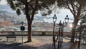 Un parc équipé d’installations de remise en forme, de bancs et offrant une vue sur le paysage urbain.