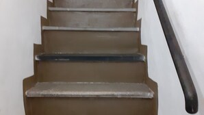 Un escalier avec une main courante sur le côté droit.