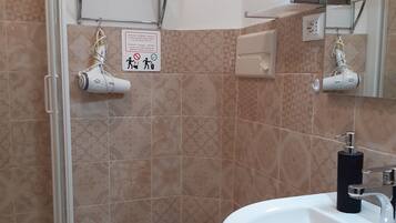 Asciugacapelli, asciugamani, sapone, carta igienica