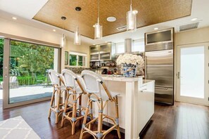 Fridge, microwave, oven, stovetop - La Jolla Shores Gem with Rooftop Ocean Views (San Diego)