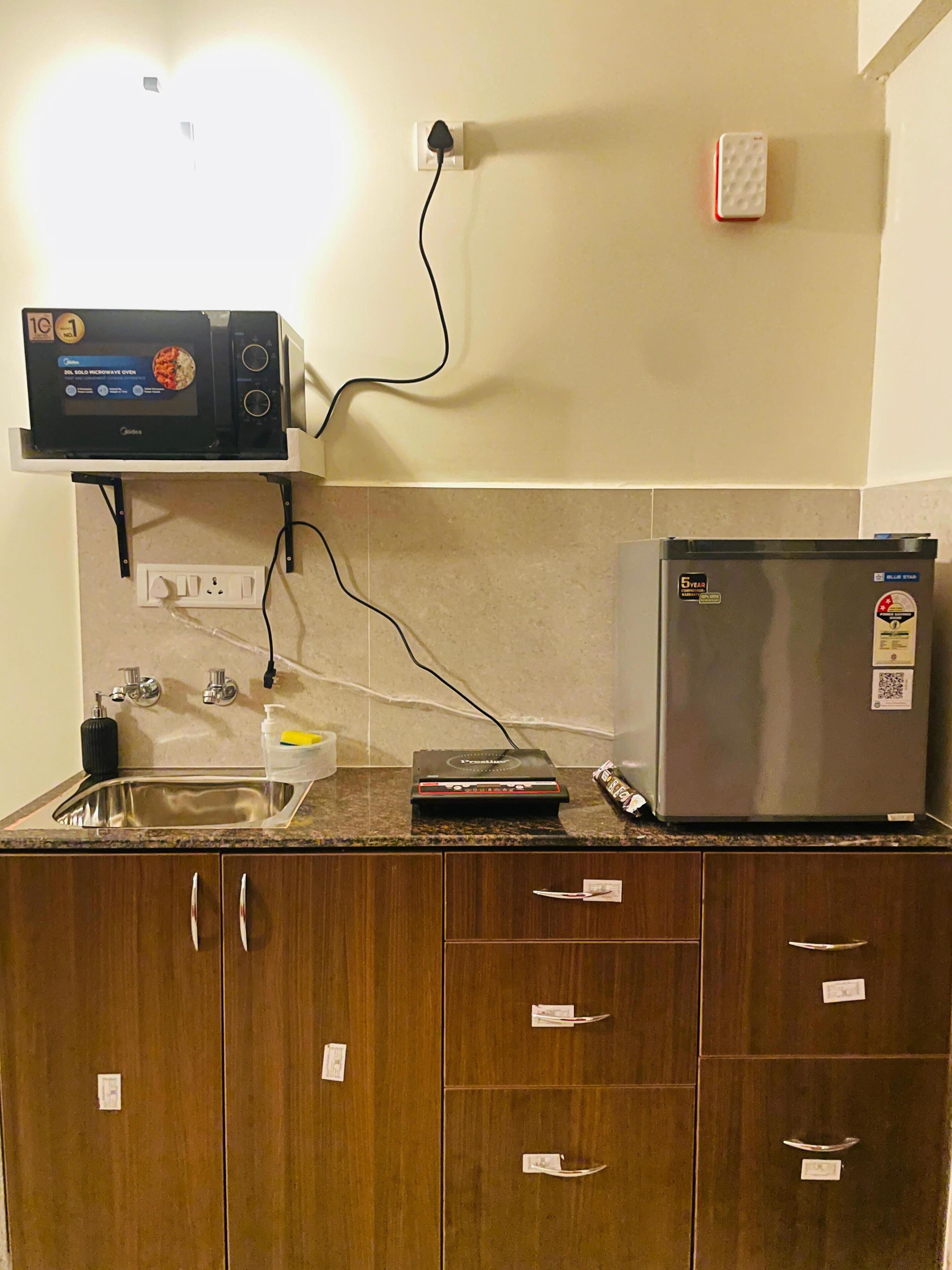 Estudio Confort, vista a la ciudad | Cocina privada | Refrigerador, microondas, horno y utensilios de cocina 