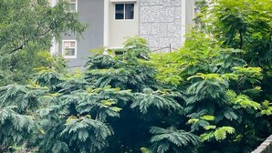Un edificio moderno con fachada texturizada y un balcón.
