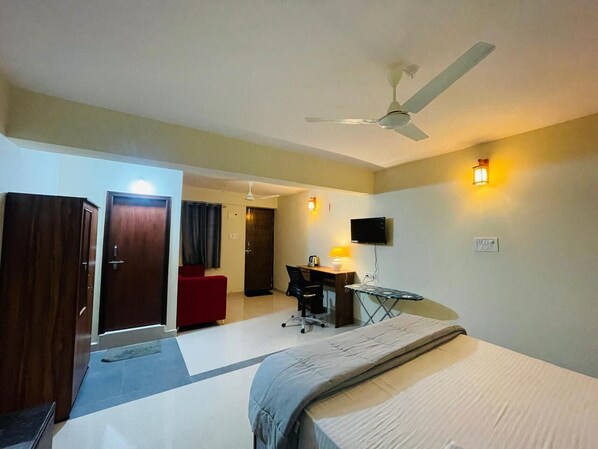 Escritorio y espacio para trabajar con laptop