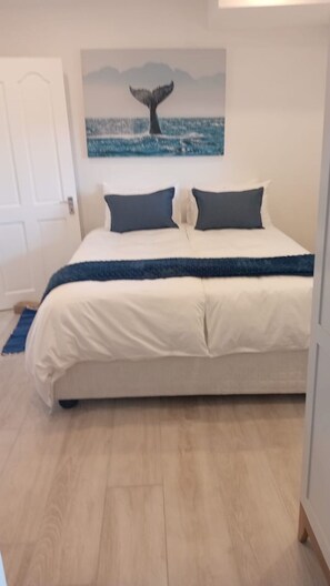 4 عدّة غرف نوم ومكواة/لوح كي وواي فاي وملاءات أسرّة