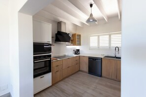 ميكروويف، فرن، موقد طهي مسطح، غسالة أطباق