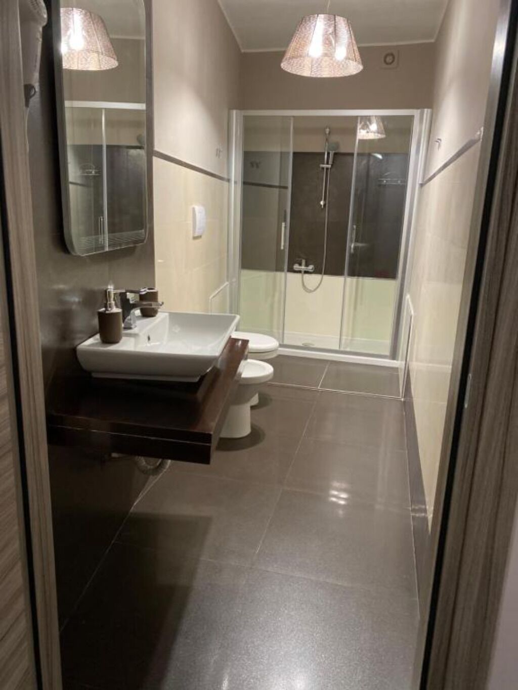 Doccia, asciugacapelli, bidet, asciugamani