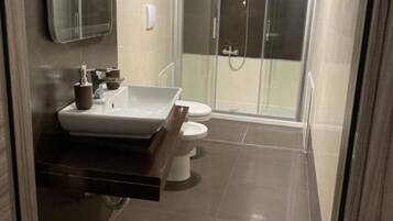 Doccia, asciugacapelli, bidet, asciugamani