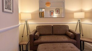 Unclassified image, 2 of 22, button - Located in the heart of Glossop in the High Peak, Westwood Boutique Aparthotel combines comfort with convenience. Set against the breath-taking backdrop of the Peak District. (Peak District)