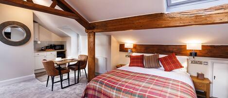 1 habitación, tabla de planchar con plancha, wifi gratis y ropa de cama