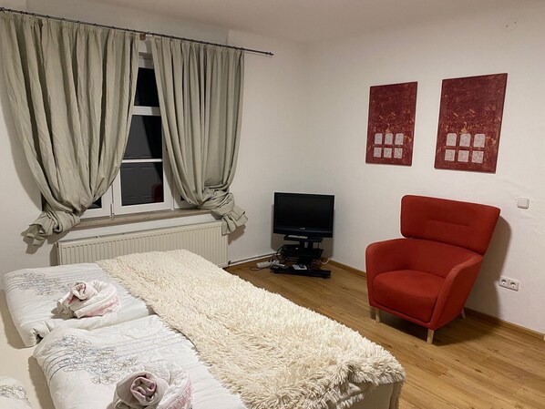 Iron/ironing board, WiFi, bed sheets