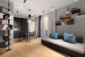 Apartment, 1 Queen-Bett und Schlafsofa, Balkon | Wohnbereich