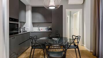 Apartment, 1 Queen-Bett und Schlafsofa, Balkon | Esszimmer