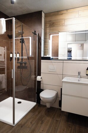 Shower, hair dryer, towels, soap - Red Kite Resort - modern vacation homes with nature, comfort & proximity to the Baltic Sea (Ribnitz-Damgarten)