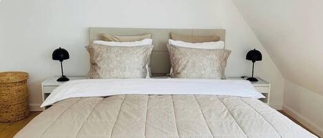 4 Schlafzimmer, Schreibtisch, Bügeleisen/Bügelbrett, WLAN