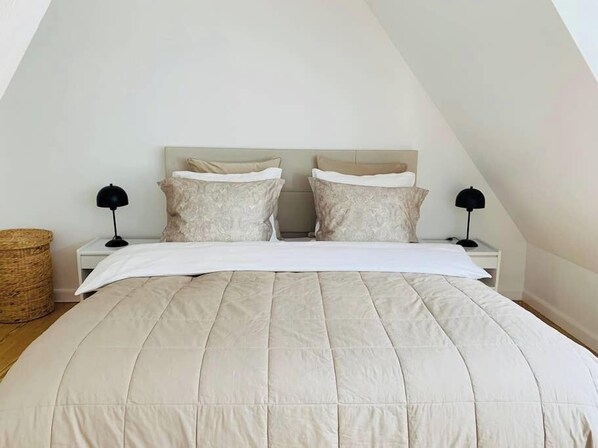 4 bedrooms, desk, iron/ironing board, WiFi