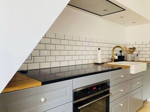 Fridge, oven, dishwasher, coffee/tea maker