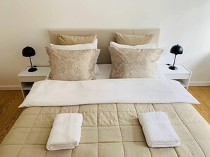 4 bedrooms, desk, iron/ironing board, WiFi