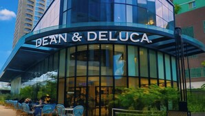 La façade d’un bâtiment portant l’enseigne « DEAN & DELUCA ».