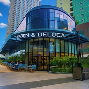 Exterior - Modern 1BR Corner Unit, Pool & Gym Overlooking Cebu City Skyline - Cebu IT Park (Cebu City)