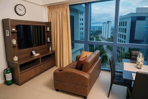 TV - Modern 1BR Corner Unit, Pool & Gym Overlooking Cebu City Skyline - Cebu IT Park (Cebu City)