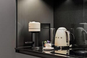 A kitchen with a coffee maker, a kettle, and a cup on the counter. - The Golden loft by Aura Luxury Collection (Como)