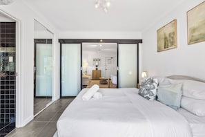 1 bedroom, free WiFi, bed sheets - CBD Edge 1BR on Mounts Bay Road (Perth)