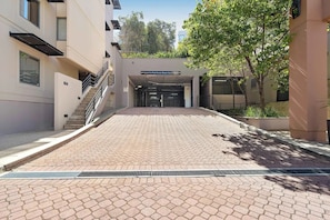 Exterior - CBD Edge 1BR on Mounts Bay Road (Perth)