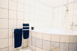 Douche, séchoir à cheveux, serviettes fournies, savon