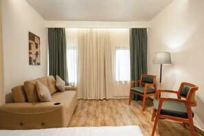 Dobbeltrom – deluxe, byutsikt | Safe på rommet, blendingsgardiner og strykejern/-brett