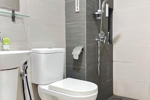 Bathroom - The Bureau - Smart Suites Cyber (Cyberjaya)