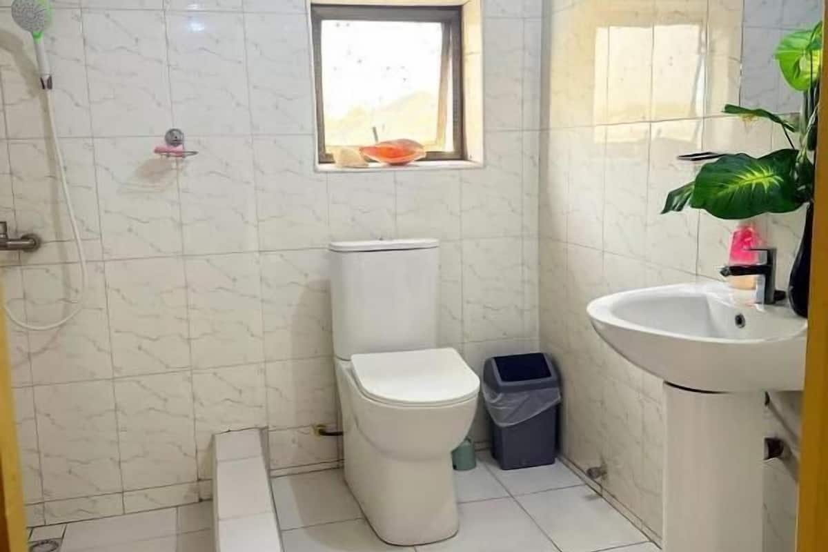 Dormitorio compartido, vista a la ciudad | Baño