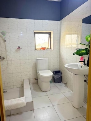 Dormitorio compartido, vista a la ciudad | Baño