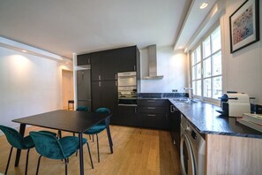 Four à micro-ondes, lave-vaisselle, cafetière-théière